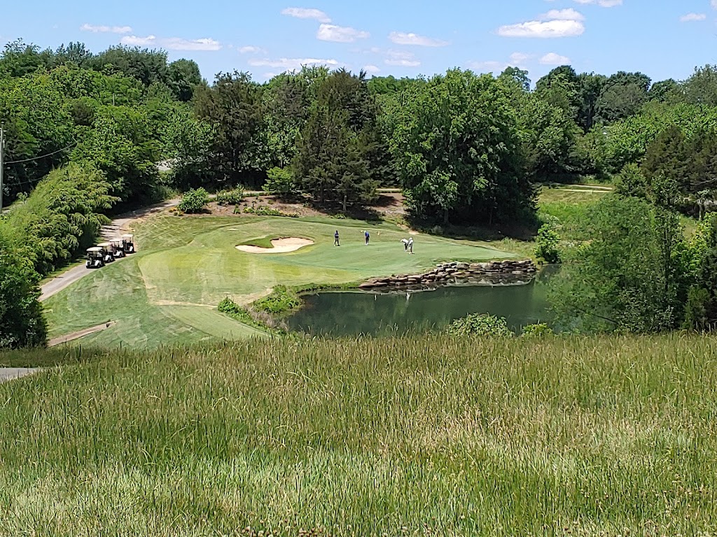 Panoramic view of a lush green golf course at Bardstown Country Club at Maywood. Smooth