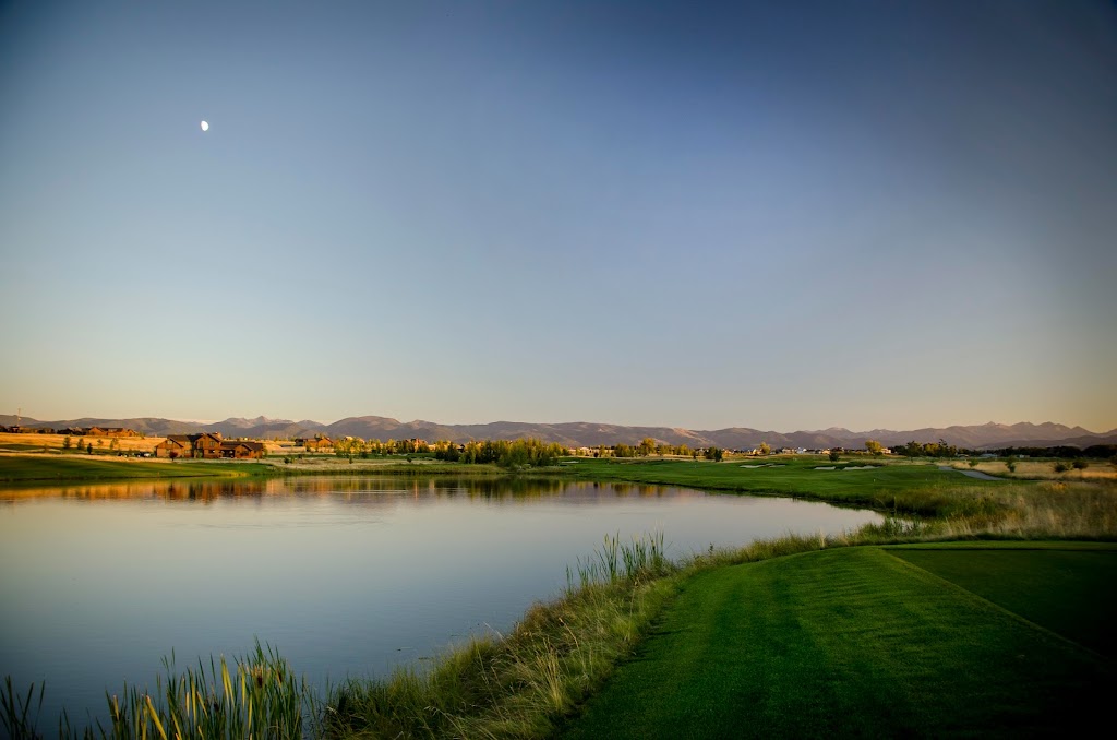 Panoramic view of a lush green golf course at Black Bull. Smooth