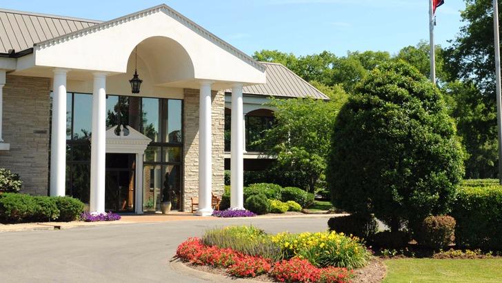 Panoramic view of a lush green golf course at Bluegrass Yacht & Country Club. Smooth