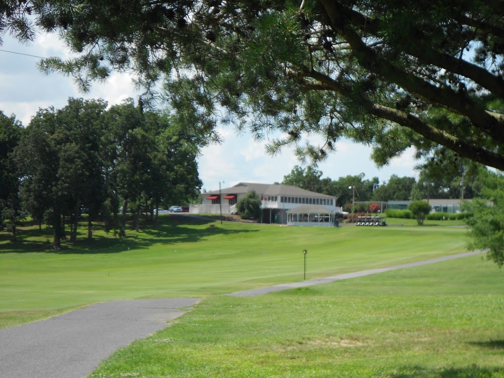 Panoramic view of a lush green golf course at Calvert City Golf & Country Club. Smooth