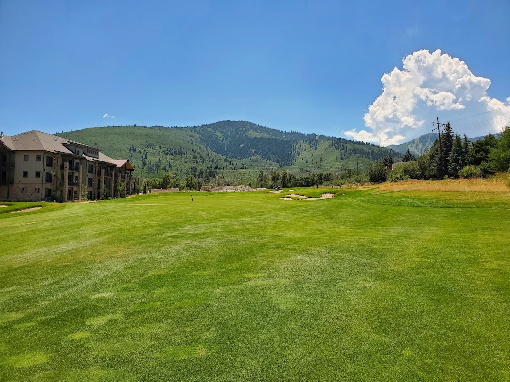 Panoramic view of a lush green golf course at Canyons Golf. Smooth