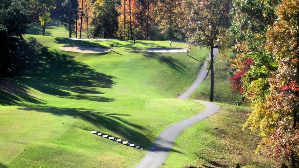 Panoramic view of a lush green golf course at Cumberland Lake Golf and Lodge. Smooth