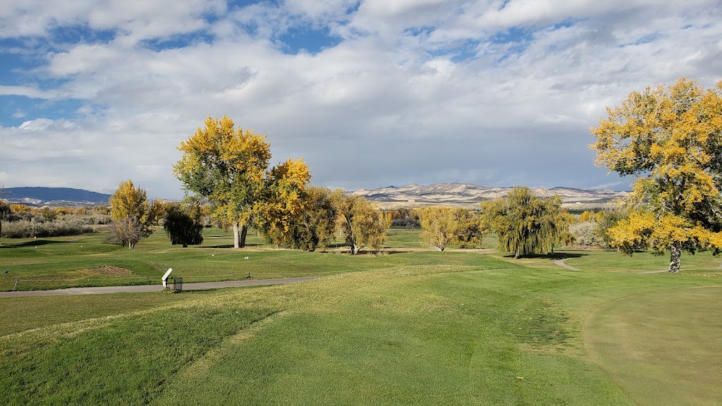 Panoramic view of a lush green golf course at Dinaland Golf Course. Smooth