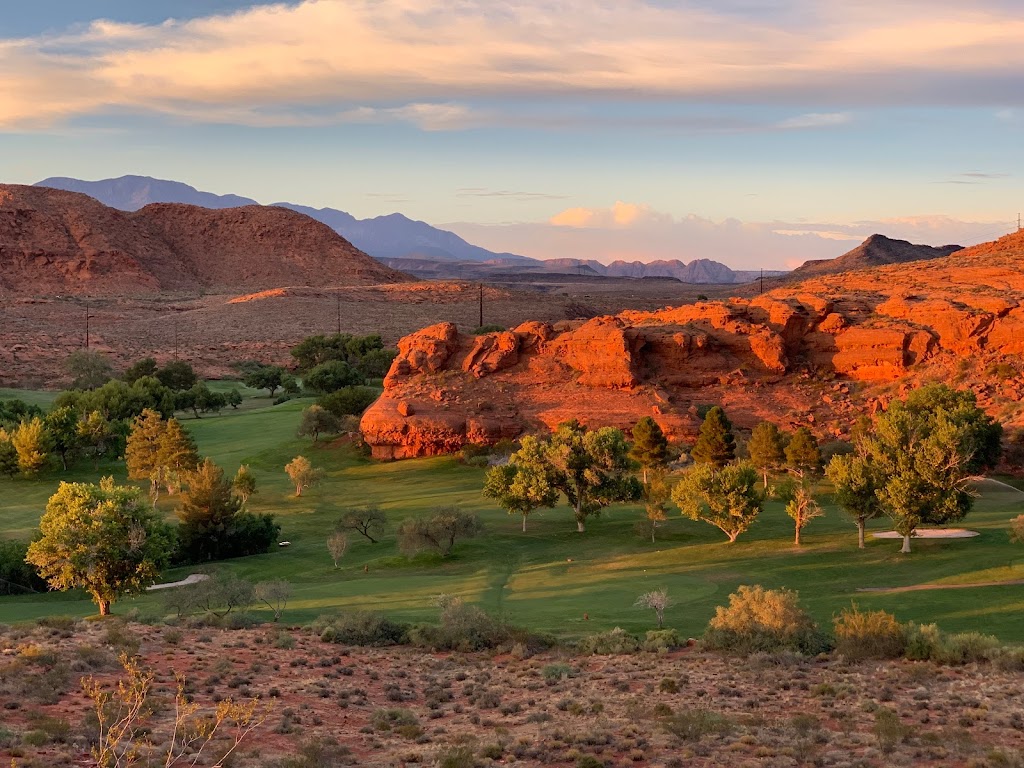 Panoramic view of a lush green golf course at Dixie Red Hills Golf Course. Smooth