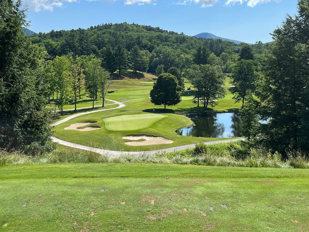 Panoramic view of a lush green golf course at Dorset Field Club. Smooth