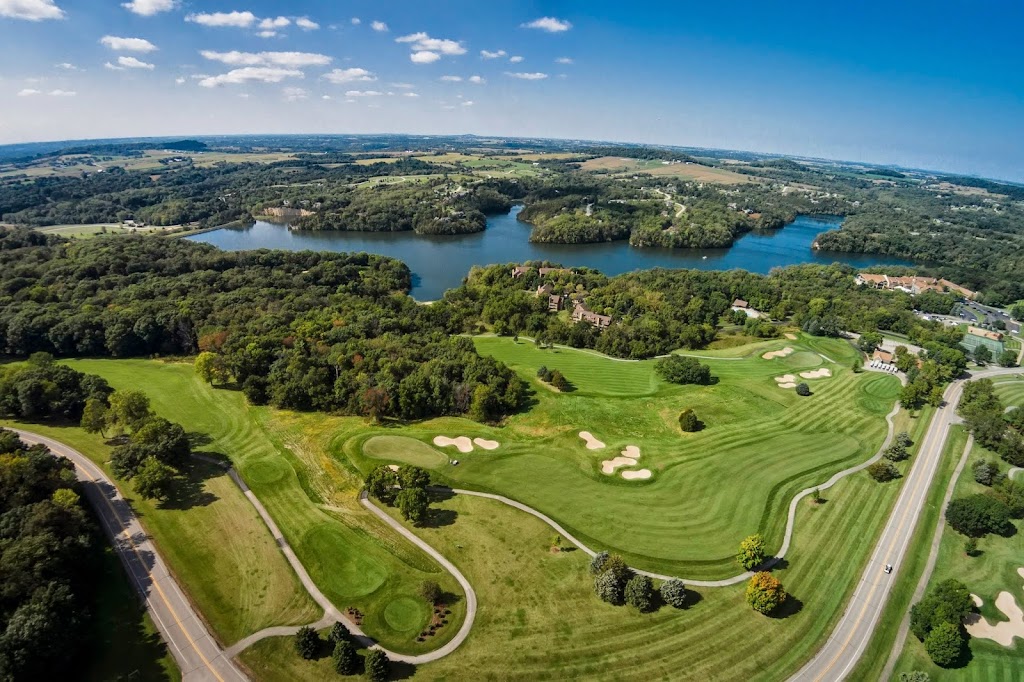 Panoramic view of a lush green golf course at Eagle Ridge Inn. Smooth