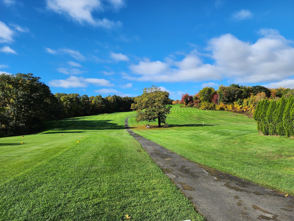 Panoramic view of a lush green golf course at Far Corner Golf. Smooth