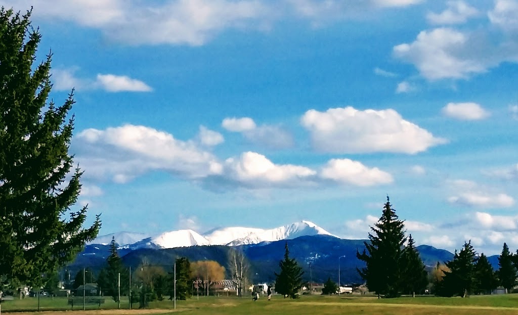 Panoramic view of a lush green golf course at Highland View Golf Course. Smooth