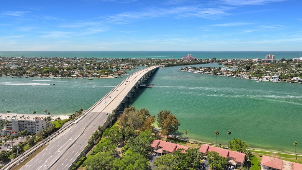 Panoramic view of a lush green golf course at Isla Del Sol Yacht & Country Club. Smooth