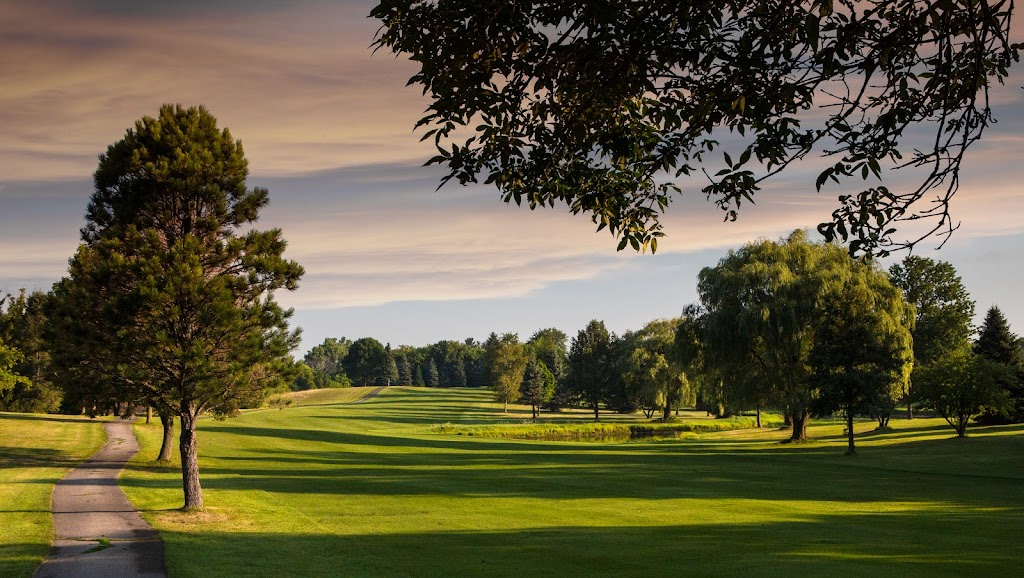 Panoramic view of a lush green golf course at Kettle Hills Golf Course. Smooth