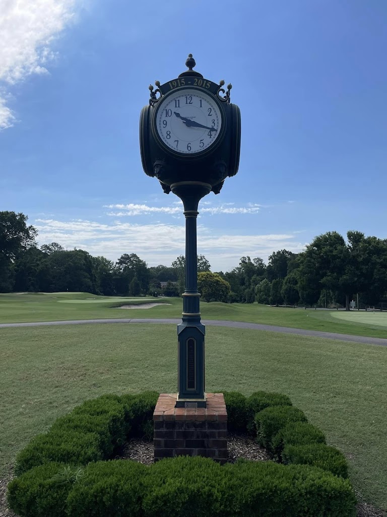 Panoramic view of a lush green golf course at Lakeside Park Club. Smooth