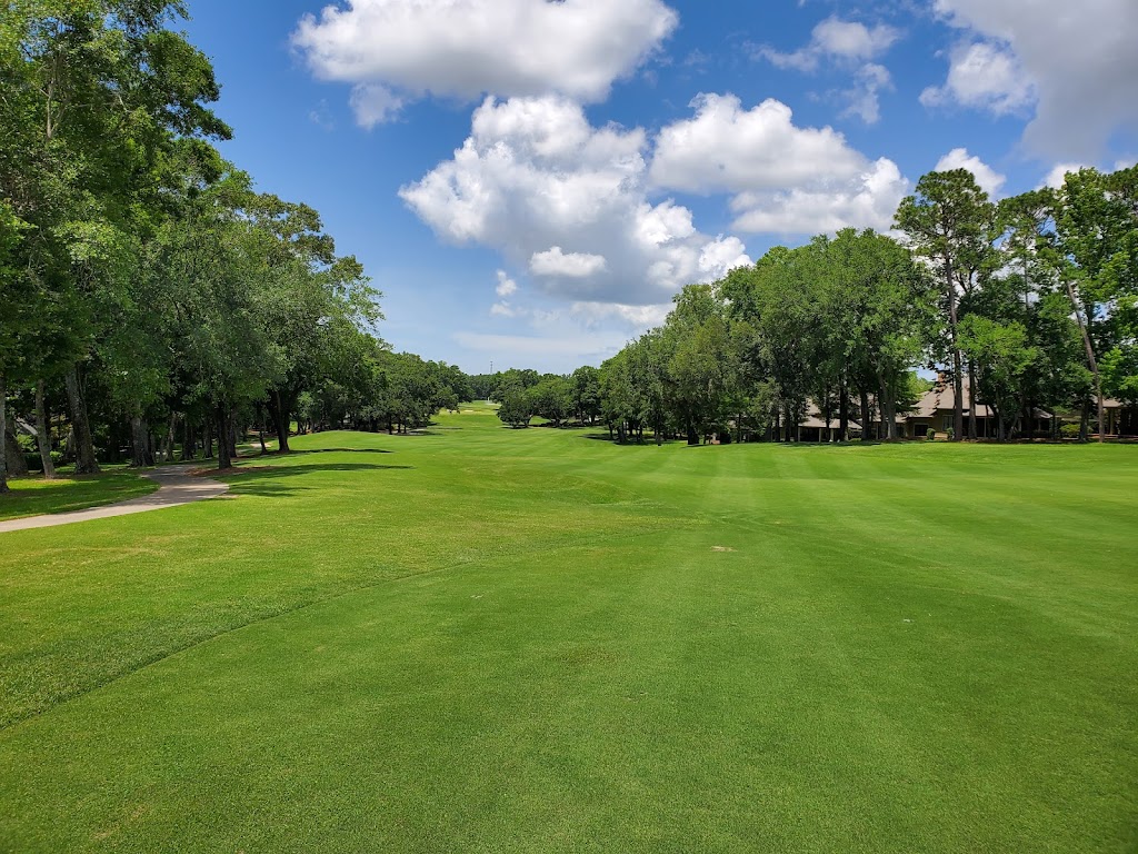 Panoramic view of a lush green golf course at Lakewood Golf Club. Smooth