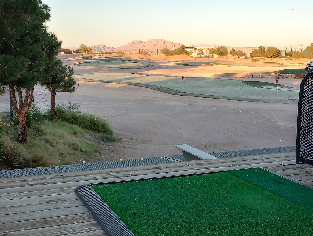 Panoramic view of a lush green golf course at Las Vegas Golf Center. Smooth