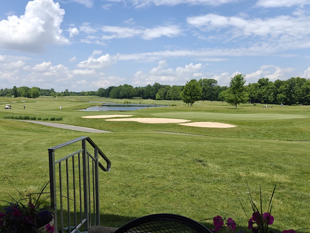 Panoramic view of a lush green golf course at Links At Echosprings. Smooth