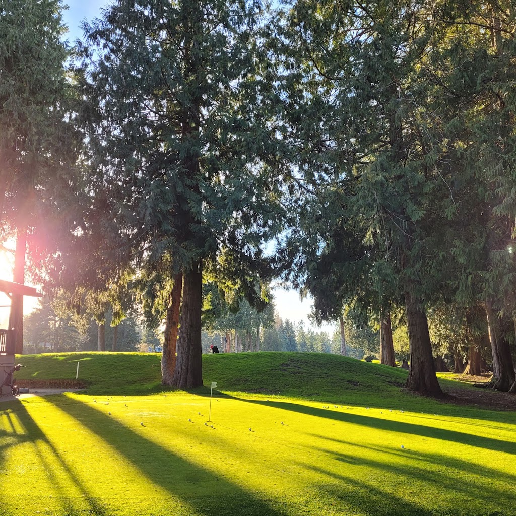 Panoramic view of a lush green golf course at Meadowmeer Golf & Country Club & Meadowmeer Grill. Smooth