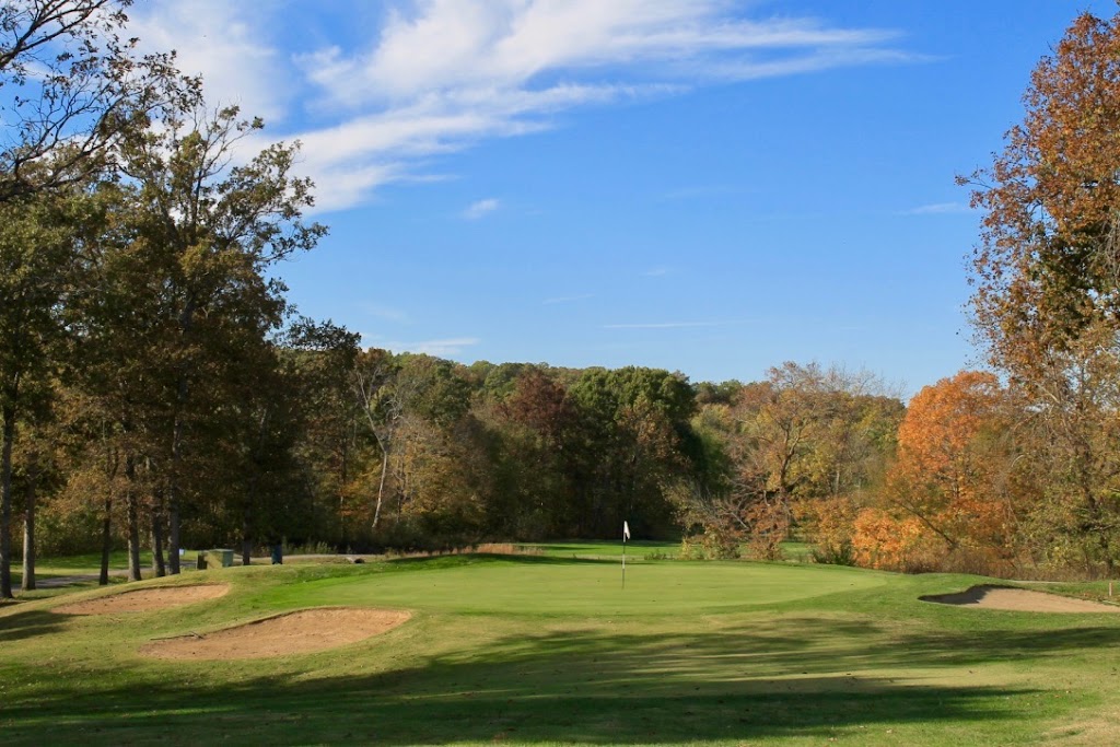 Panoramic view of a lush green golf course at Meramec Lakes Golf Course. Smooth