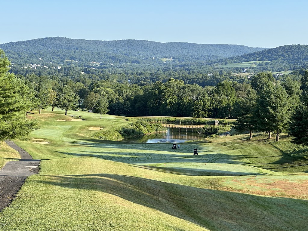 Panoramic view of a lush green golf course at Musket Ridge Golf Club. Smooth