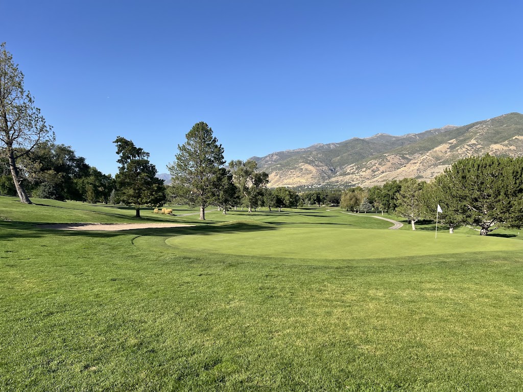 Panoramic view of a lush green golf course at Oakridge Country Club. Smooth