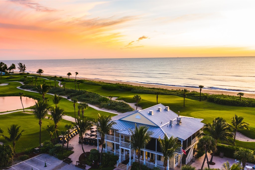 Panoramic view of a lush green golf course at Palm Beach Par-3 Golf Course. Smooth