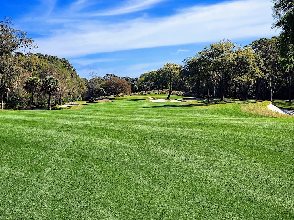 Panoramic view of a lush green golf course at River Course Clubhouse & Golf Course. Smooth