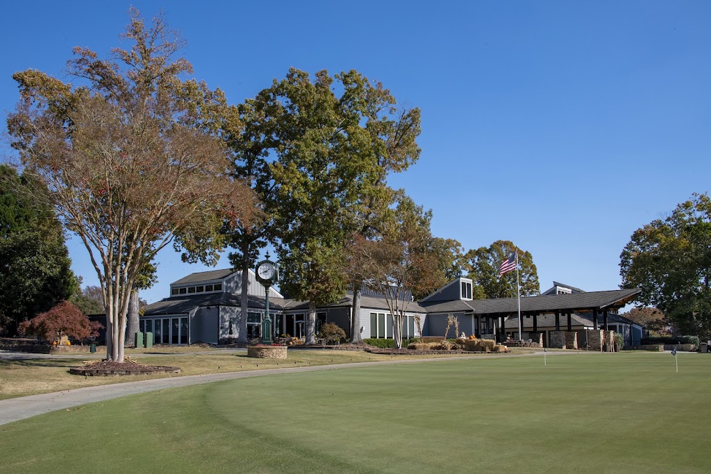 Panoramic view of a lush green golf course at River Hills Country Club. Smooth