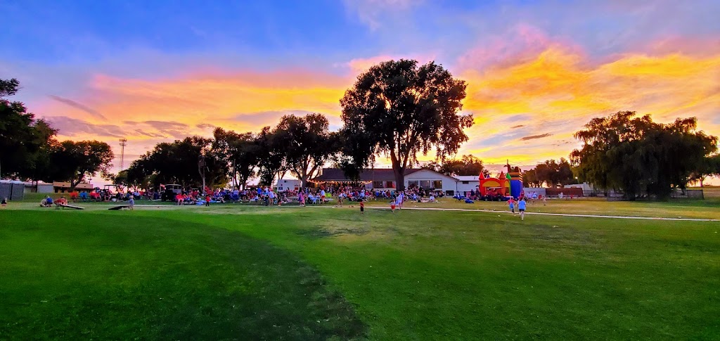 Panoramic view of a lush green golf course at Roswell Country Club. Smooth