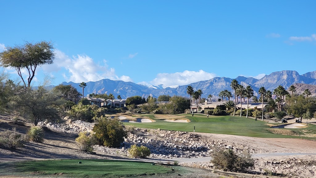 Panoramic view of a lush green golf course at Siena Golf Club. Smooth