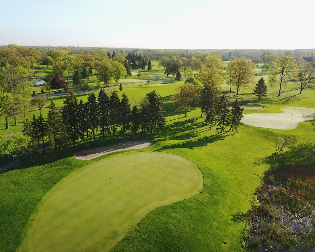 Panoramic view of a lush green golf course at Silver Lake Country Club. Smooth