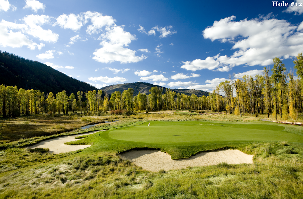 Panoramic view of a lush green golf course at Snake River Sporting Club. Smooth