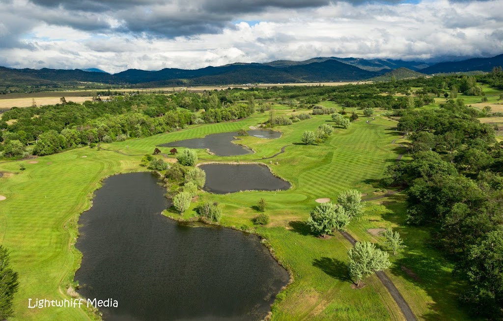 Panoramic view of a lush green golf course at Stone Ridge Golf Club. Smooth