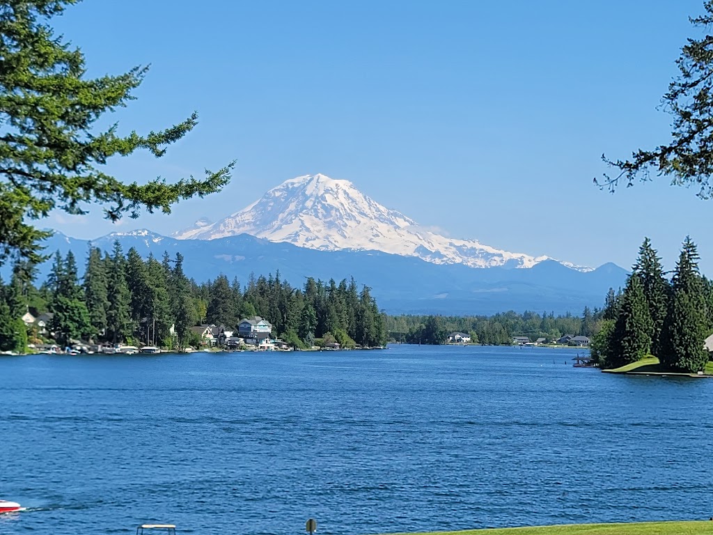 Panoramic view of a lush green golf course at Tapps Island Golf Course. Smooth