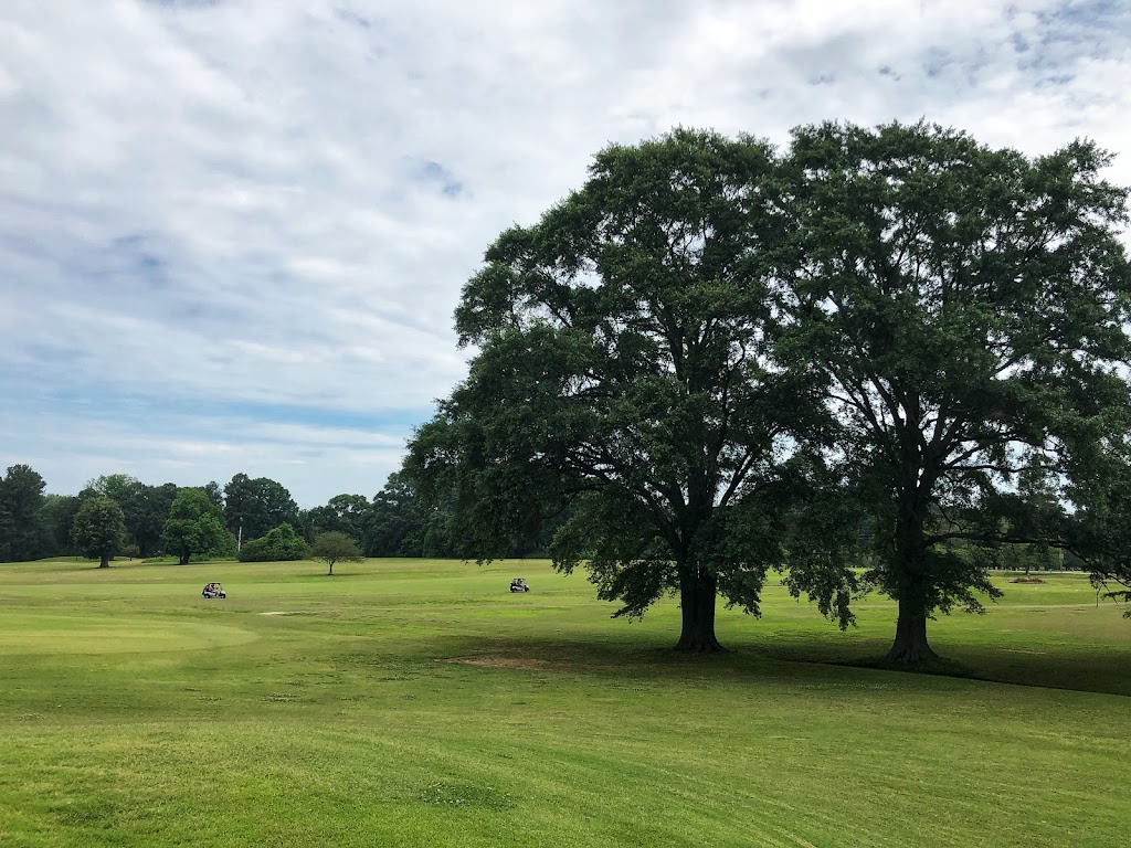 Panoramic view of a lush green golf course at The Links at Audubon. Smooth