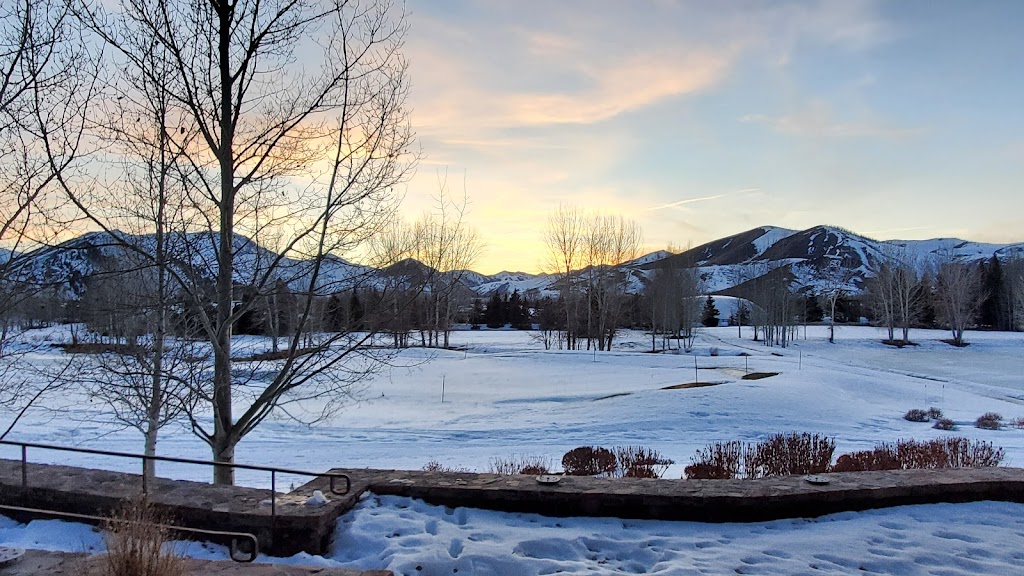 Panoramic view of a lush green golf course at The Valley Club. Smooth