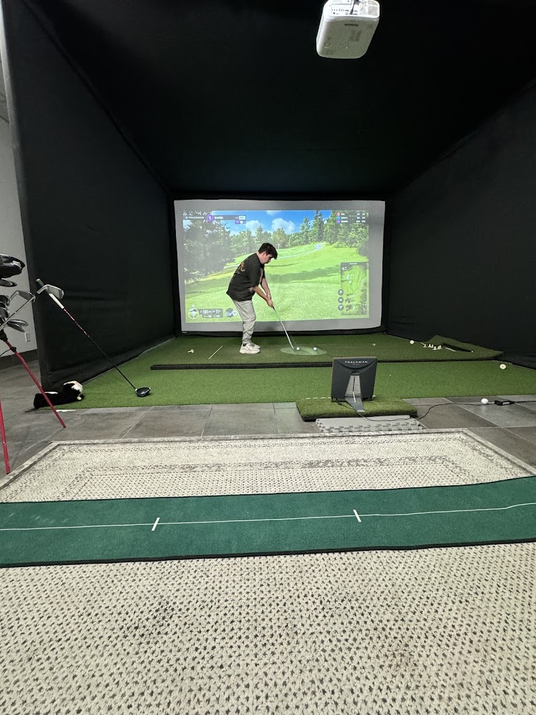 Panoramic view of a lush green golf course at Tracking Par Golf Simulator. Smooth