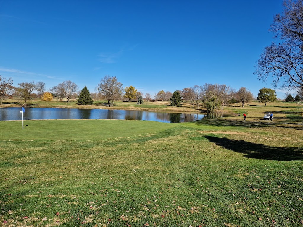 Panoramic view of a lush green golf course at University Club of Kentucky. Smooth