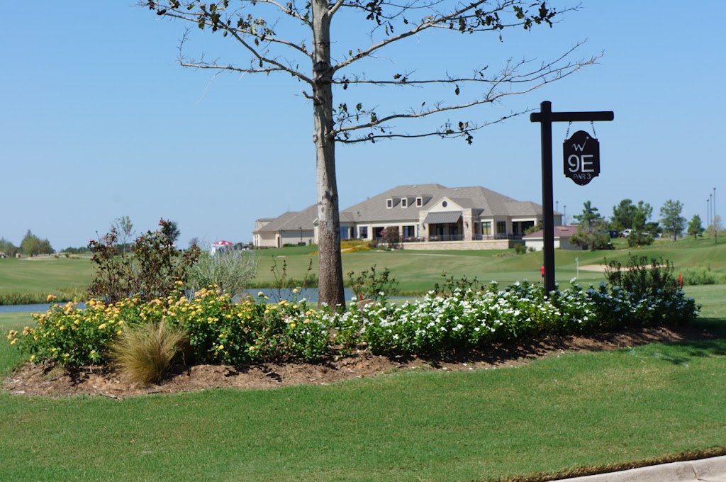 Panoramic view of a lush green golf course at WinStar Golf Club & Academy. Smooth