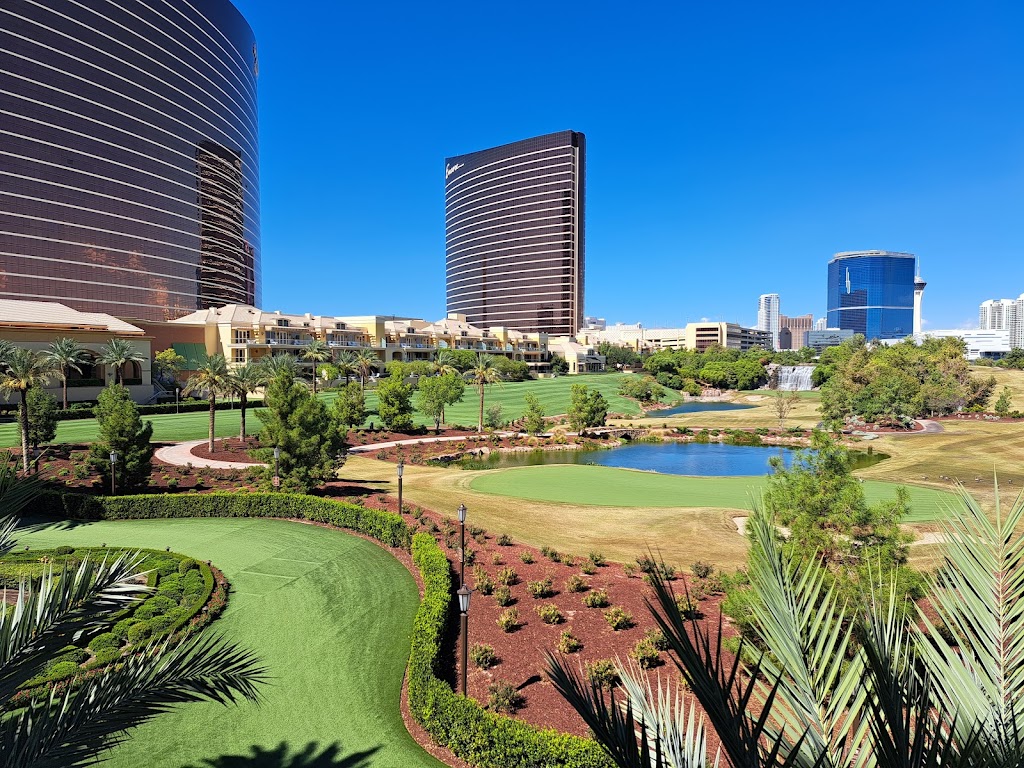 Panoramic view of a lush green golf course at Wynn Golf Club. Smooth